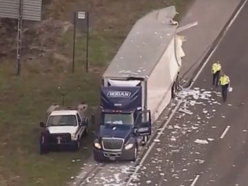 El choque de dos camiones deja cientos de cartas en la calzada