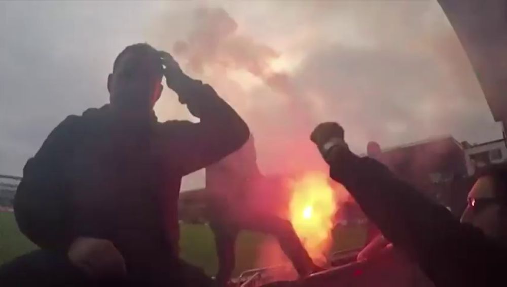 Varias bengalas y bombas de humo obligan a un árbitro a parar en varias ocasiones un derbi en Noruega