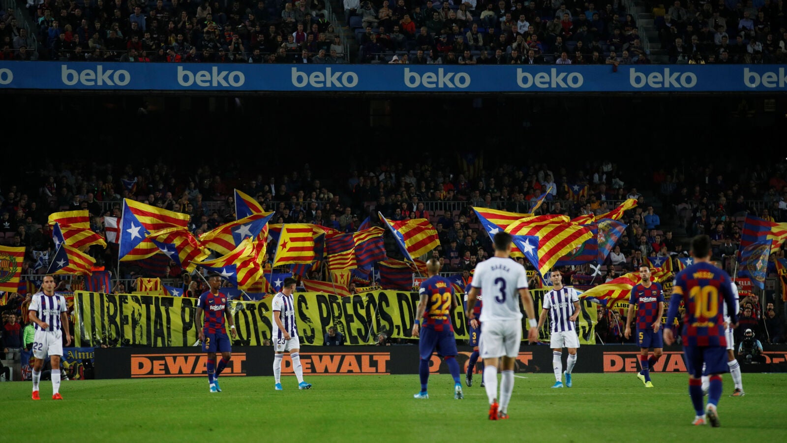 Pancartas a favor de la independencia y por la libertad de los políticos presos en la vuelta del Barça al Camp Nou