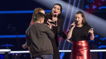 Ni&ntilde;a Pastori canta con Chavito, Lidia Espa&ntilde;a y Natalia Barone en las Batallas de &lsquo;La Voz Kids&rsquo;