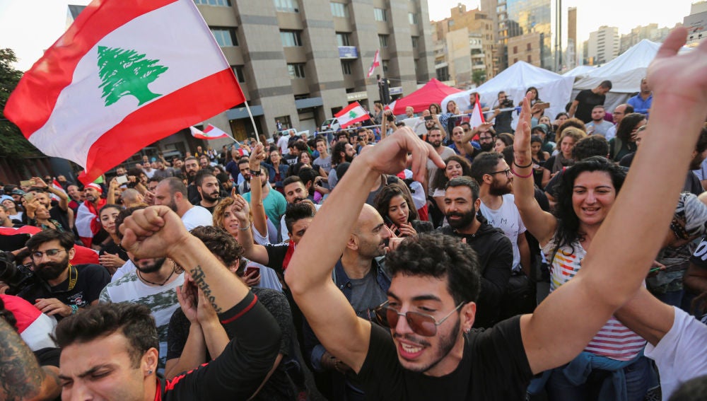 Celebración en Líbano por la dimisión del primer ministro
