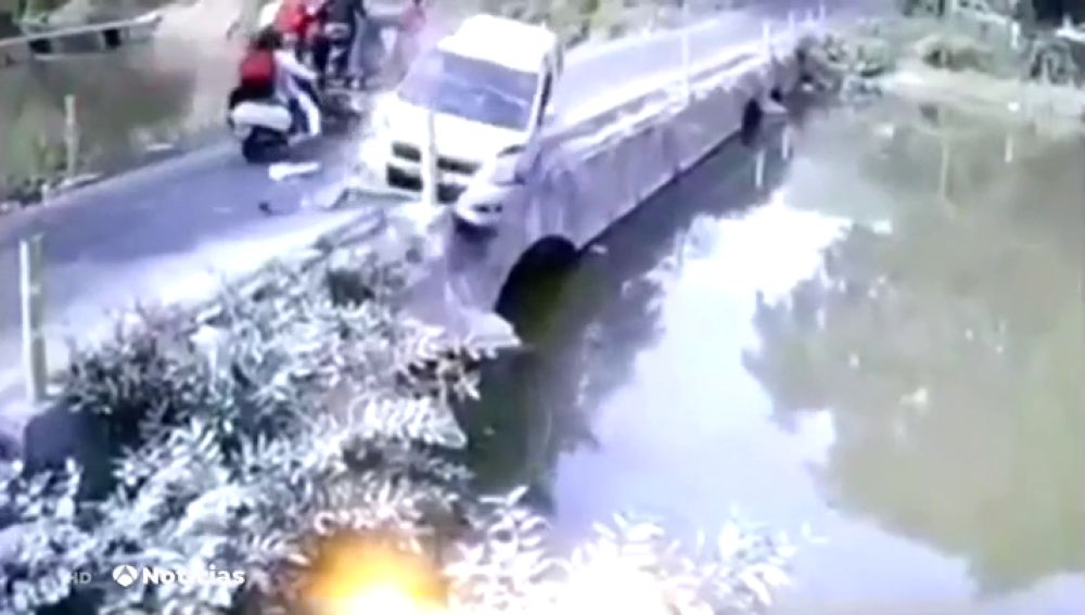 Heroico rescate de un padre a su hijo después de caer con su coche por un puente 