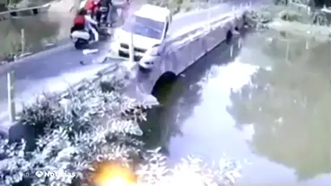 Heroico rescate de un padre a su hijo después de caer con su coche por un puente Heroico rescate de un padre a su hijo después de caer con su coche por un puente