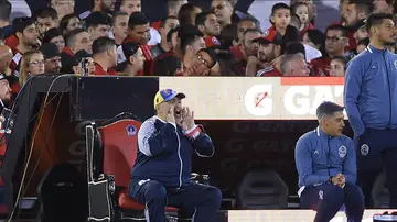 Maradona da instrucciones sentado en su trono Maradona da instrucciones sentado en su trono