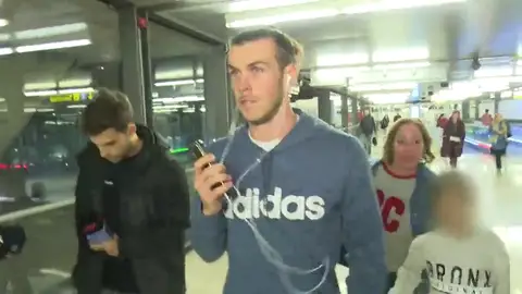 El censurado gesto de Gareth Bale con un niño: "Por favor, mi hijo te quiere mucho" El censurado gesto de Gareth Bale con un niño: "Por favor, mi hijo te quiere mucho"
