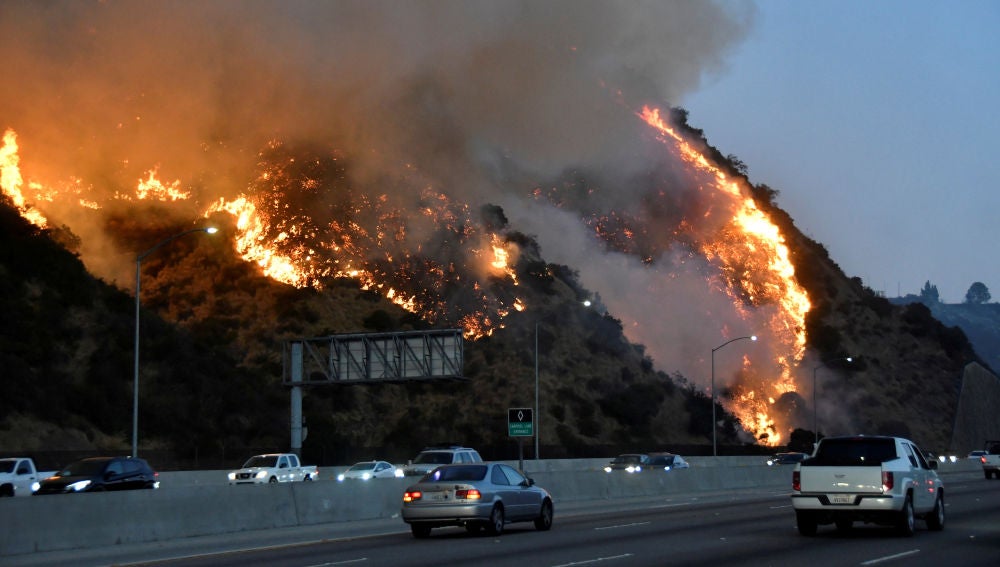 Continúa el incendio en California