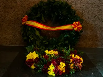 Imagen de una corona de flores de la familia Franco Imagen de una corona de flores de la familia Franco