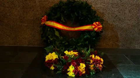 Imagen de una corona de flores de la familia Franco Imagen de una corona de flores de la familia Franco