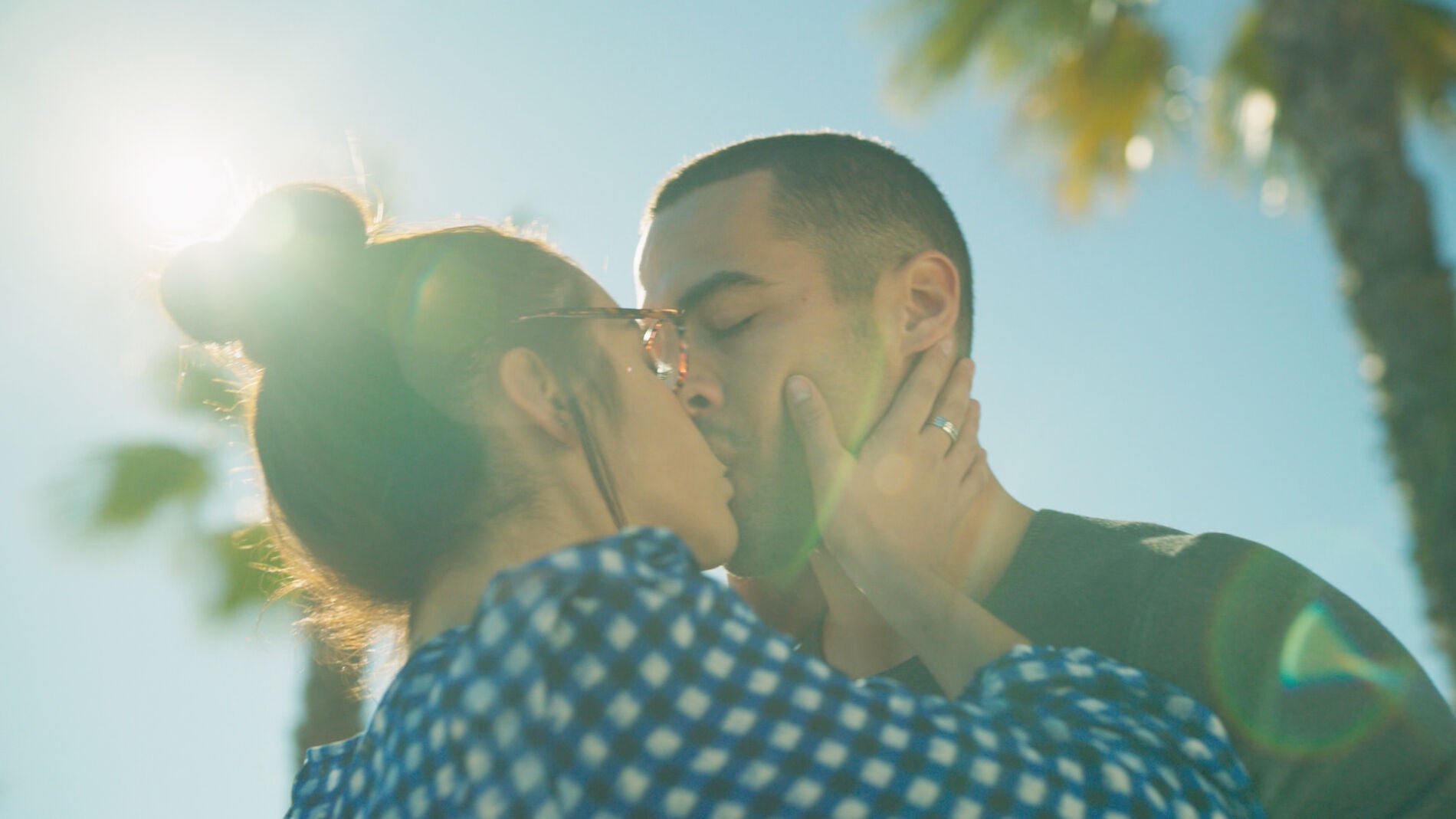  Triana y Hugo celebran la inocencia del 'Toy boy' con un apasionado beso