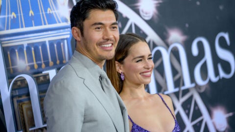 Henry Golding y Emilia Clarke en la premiere de 'Last Christmas'