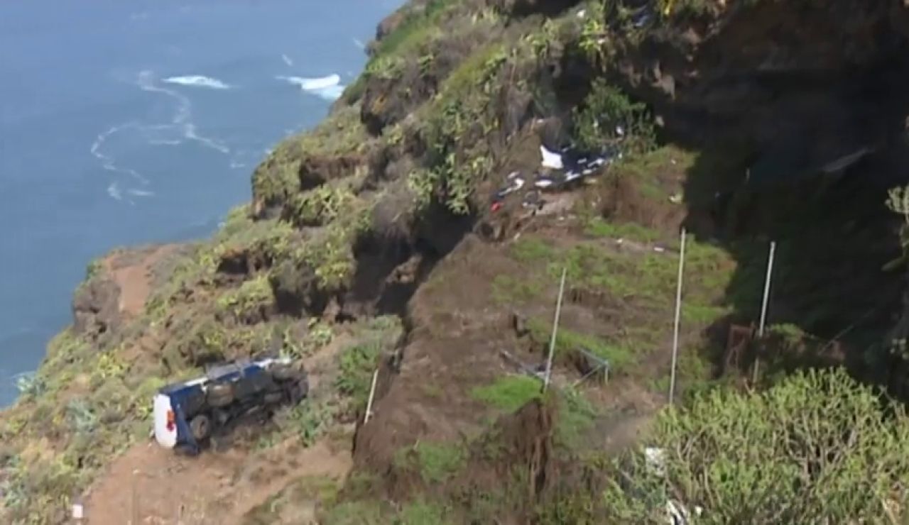 Se salva milagrosamente de la caída de su camión por un barranco de 60 metros en Tenerife Se salva milagrosamente de la caída de su camión por un barranco de 60 metros en Tenerife