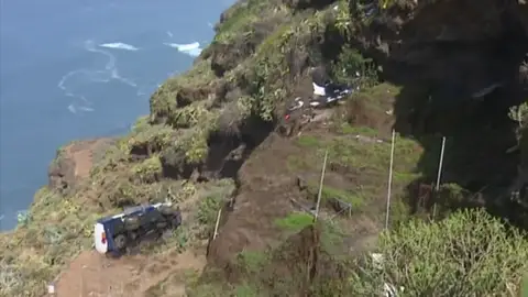 Se salva milagrosamente de la caída de su camión por un barranco de 60 metros en Tenerife Se salva milagrosamente de la caída de su camión por un barranco de 60 metros en Tenerife