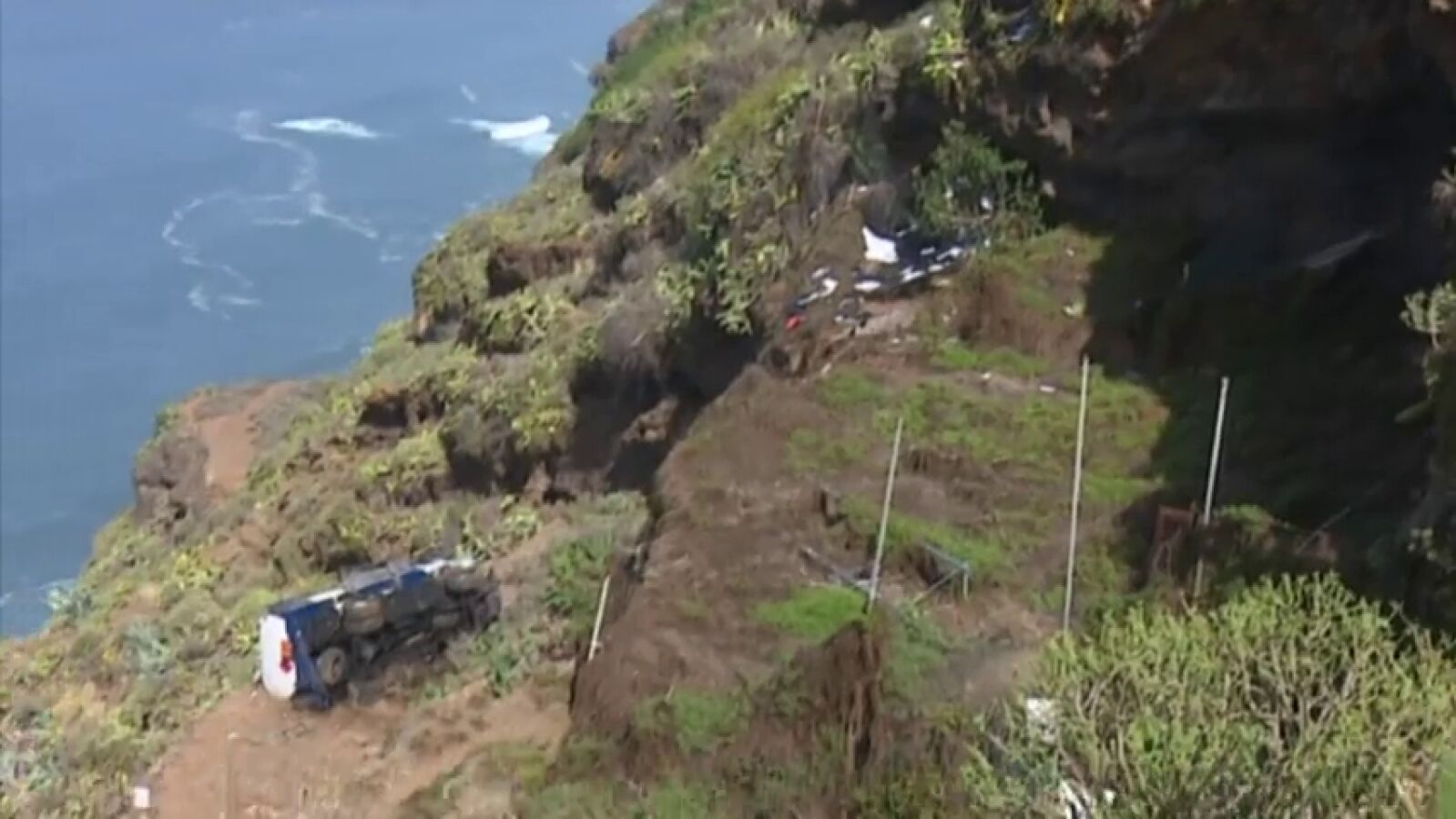 Un camionero salva la vida milagrosamente al caer su vehículo por un barranco de 60 metros en Tenerife 