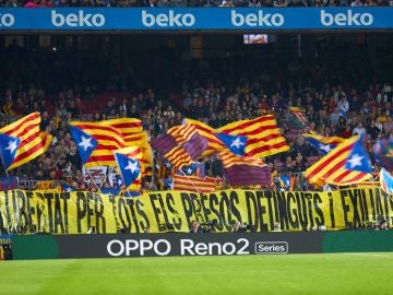 Esteladas y una pancarta pidiendo la libertad de los políticos catalanes en prisión, en el Camp Nou
