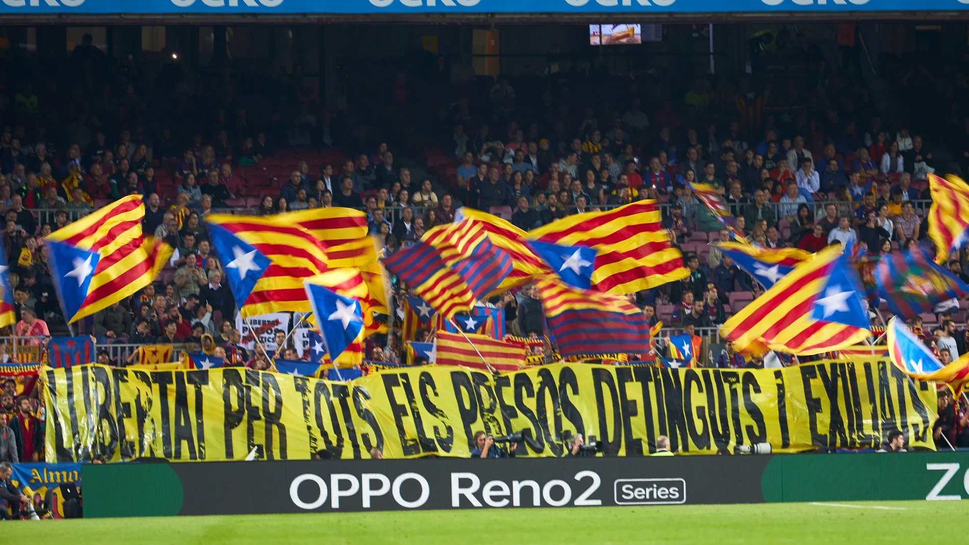 Esteladas y una pancarta pidiendo la libertad de los políticos catalanes en prisión, en el Camp Nou Esteladas y una pancarta pidiendo la libertad de los políticos catalanes en prisión, en el Camp Nou