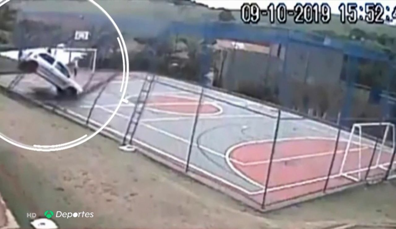 Un niño se salva milagrosamente de ser atropellado en una pista de fútbol sala