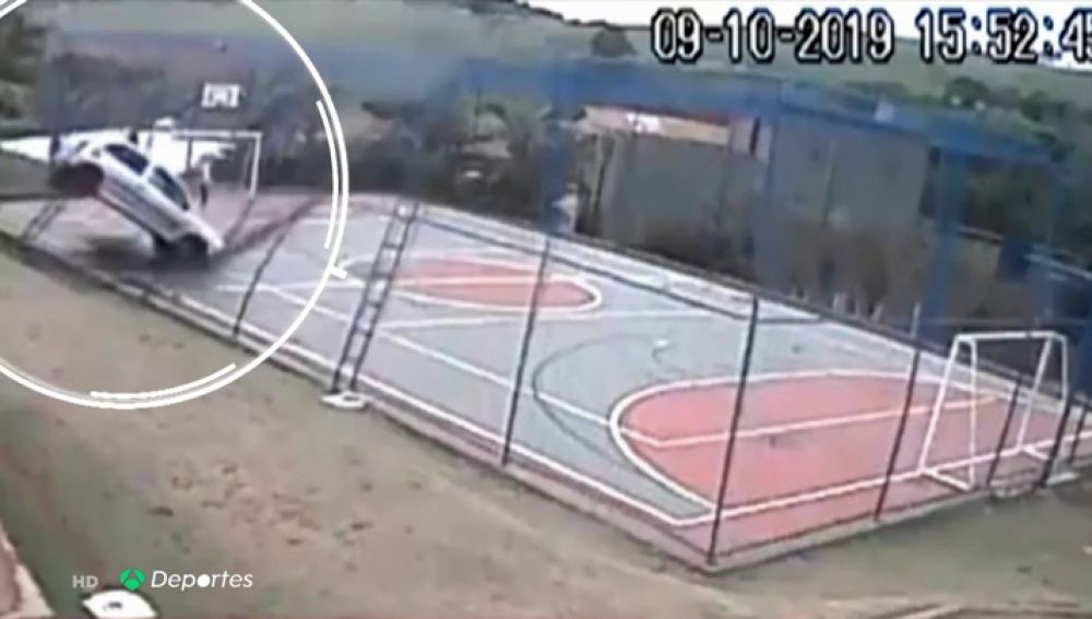 Un niño se salva milagrosamente de ser atropellado en una pista de fútbol sala