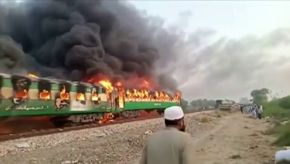 Mueren 65 personas en el incendio de un tren en Pakistán