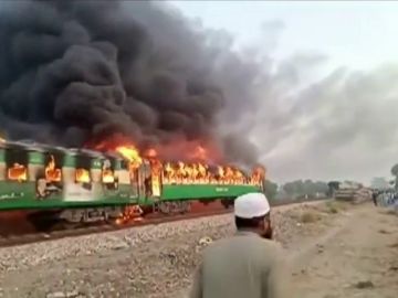 Mueren 65 personas en el incendio de un tren en Pakistán