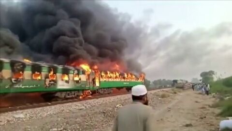 Mueren 65 personas en el incendio de un tren en Pakist&aacute;n