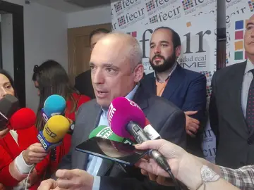 Rafael Simancas, en la sede de FECIR, atendiendo a los medios de comunicación Rafael Simancas, en la sede de FECIR, atendiendo a los medios de comunicación