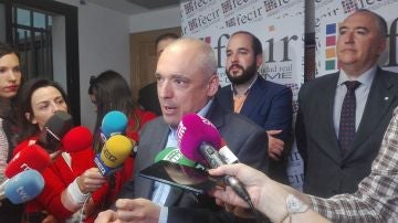Rafael Simancas, en la sede de FECIR, atendiendo a los medios de comunicación