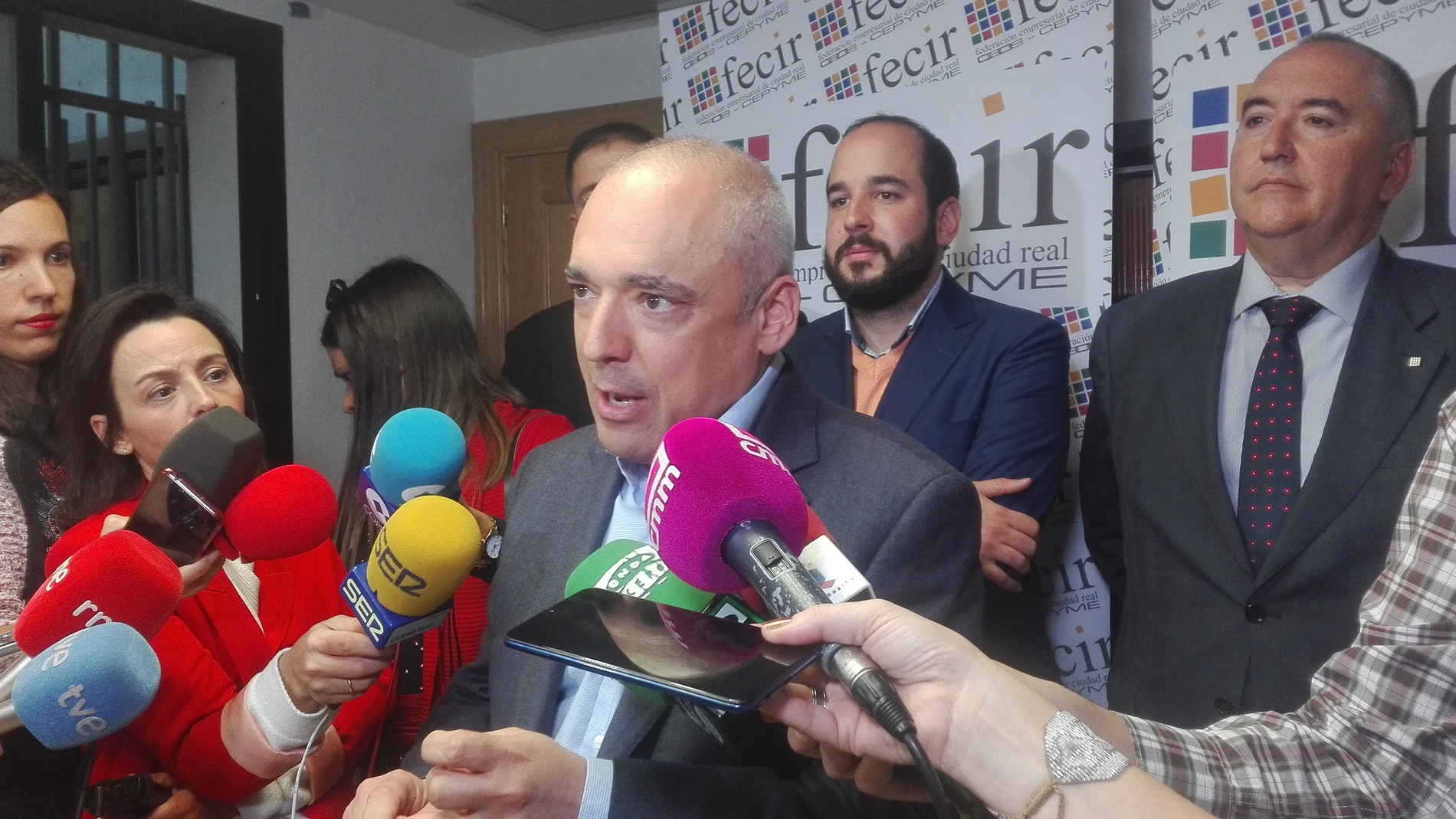 Rafael Simancas, en la sede de FECIR, atendiendo a los medios de comunicación Rafael Simancas, en la sede de FECIR, atendiendo a los medios de comunicación