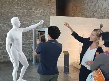 La escultura tapada con un tanga La escultura tapada con un tanga