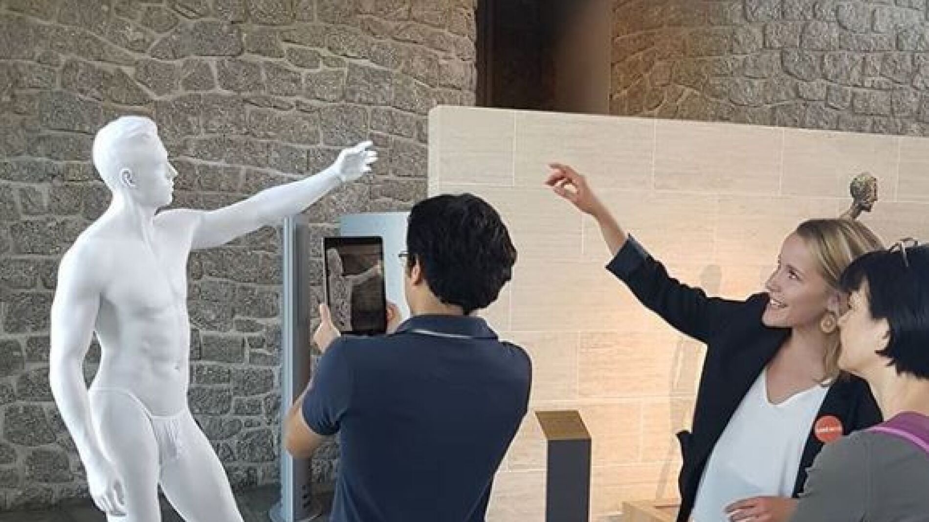 La escultura tapada con un tanga