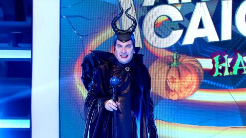 La espectacular entrada de Arturo Valls convertido en Maléfico en el especial Halloween de '¡Ahora caigo!'