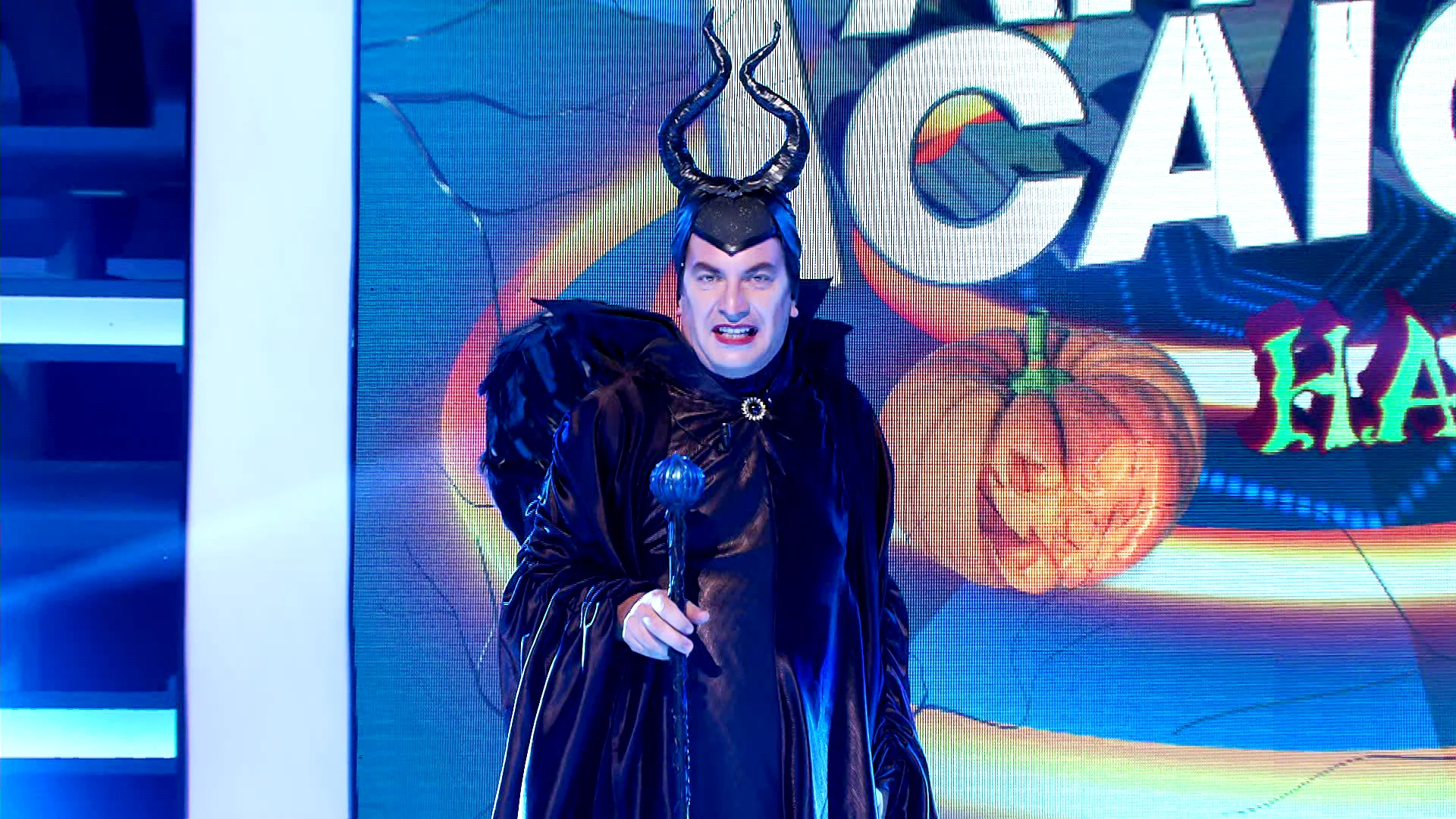 La espectacular entrada de Arturo Valls convertido en Maléfico en el especial Halloween de '¡Ahora caigo!'