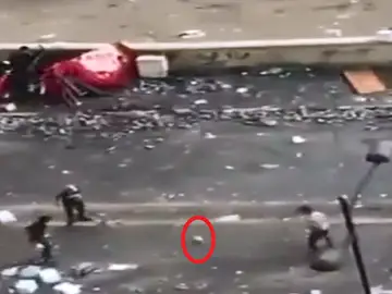 Manifestantes juegan al fútbol en plenas protestas en Irak Manifestantes juegan al fútbol en plenas protestas en Irak