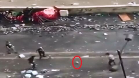 Manifestantes juegan al f&uacute;tbol en plenas protestas en Irak