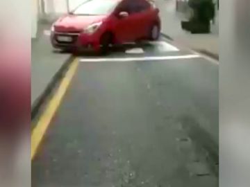 El "inadmisible" transporte de un coche tambaleándose sobre una grúa en Tenerife