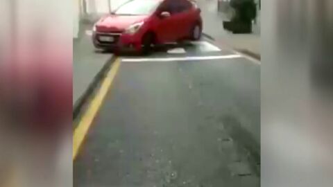 El "inadmisible" transporte de un coche tambale&aacute;ndose sobre una gr&uacute;a en Tenerife