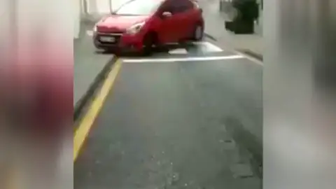 El "inadmisible" transporte de un coche tambaleándose sobre una grúa en Tenerife El "inadmisible" transporte de un coche tambaleándose sobre una grúa en Tenerife