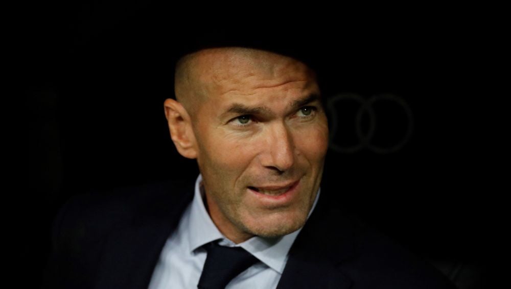 Zinedine Zidane, en el banquillo del Bernabéu