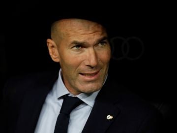 Zinedine Zidane, en el banquillo del Bernabéu