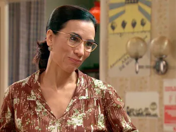 Manolita apoya las charlas ilegales de Julia Manolita apoya las charlas ilegales de Julia