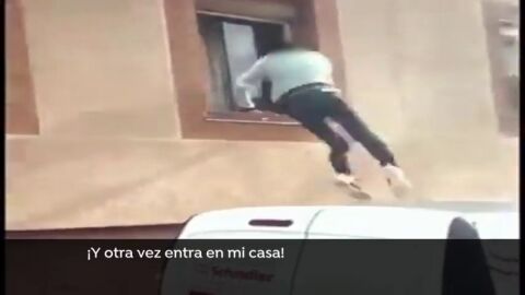  &iexcl;Otra vez entran en mi casa!, los gritos de una vecina de Badalona al ver como unos 'menas' roban en su casa