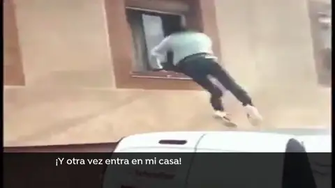 ¡Otra vez entran en mi casa!, los gritos de una vecina de Badalona al ver como unos 'menas' roban en su casa ¡Otra vez entran en mi casa!, los gritos de una vecina de Badalona al ver como unos 'menas' roban en su casa