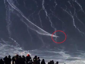 Rodrigo Xoka surfeando una histórica ola en Nazaré