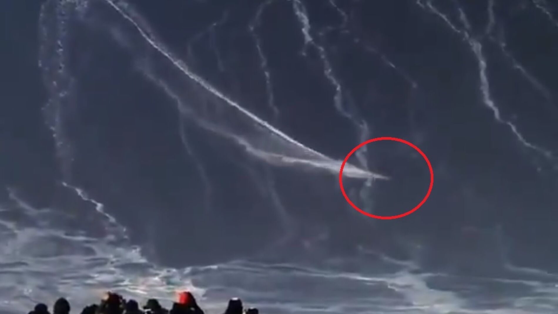 Rodrigo Xoka surfeando una hist&oacute;rica ola en Nazar&eacute;