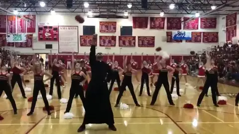 El vídeo del 'cura bailongo' que se ha vuelto viral El vídeo del 'cura bailongo' que se ha vuelto viral