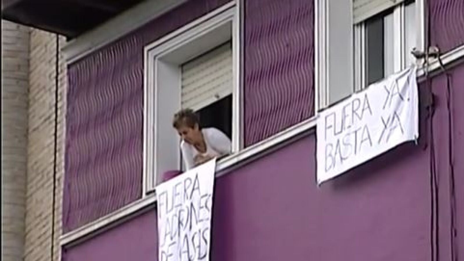 Los 'okupas de Santurce' entregan las llaves a sus propietarios