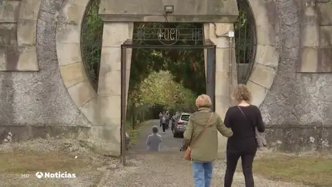 Roban 300 jarrones de bronce en el cementerio de Galdákano Roban 300 jarrones de bronce en el cementerio de Galdákano