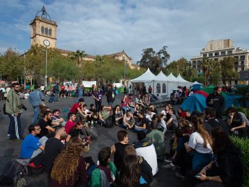 Unos 150 jóvenes pasan la noche acampados en plaza Universitat de Barcelona