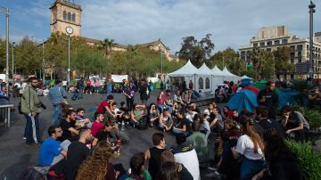 Unos 150 jóvenes pasan la noche acampados en plaza Universitat de Barcelona