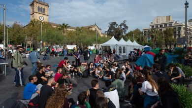 Los universitarios acampados en la Plaza de la Universidad de Barcelona piden preservativos