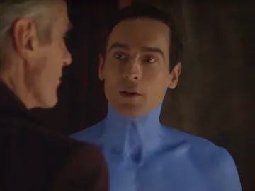 Tom Mison junto a Jeremy Irons en 'Watchmen' Tom Mison junto a Jeremy Irons en 'Watchmen'
